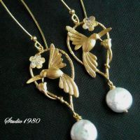 Hummingbird earrings, bridesmaid earrings, Mat gold swarovski crystal pearl earrings