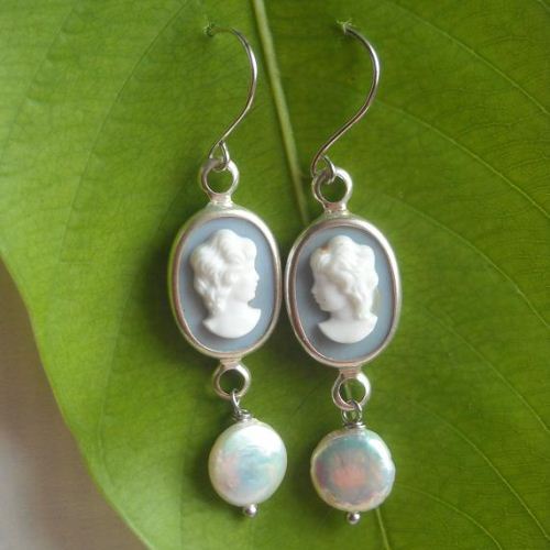 Vintage lady cameo coin pearl earring