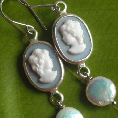 Vintage lady cameo coin pearl earring